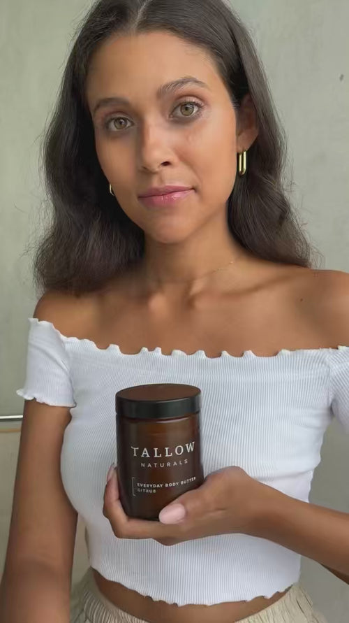 Meine Haut war oft trocken und rau. Seit ich die Body Butter benutze, fühlt sie sich endlich geschmeidig und genährt an – ein echtes Wohlfühlritual.