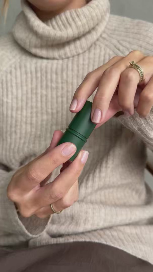 Seit ich den Stick benutze, habe ich keine trockenen Lippen mehr. Das Beste: Er hält den ganzen Tag und fühlt sich dabei so natürlich an, dass ich ihn ständig nutzen möchte.